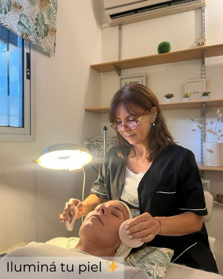 Cecilia Dávila trabajando en su estudio de San Isidro